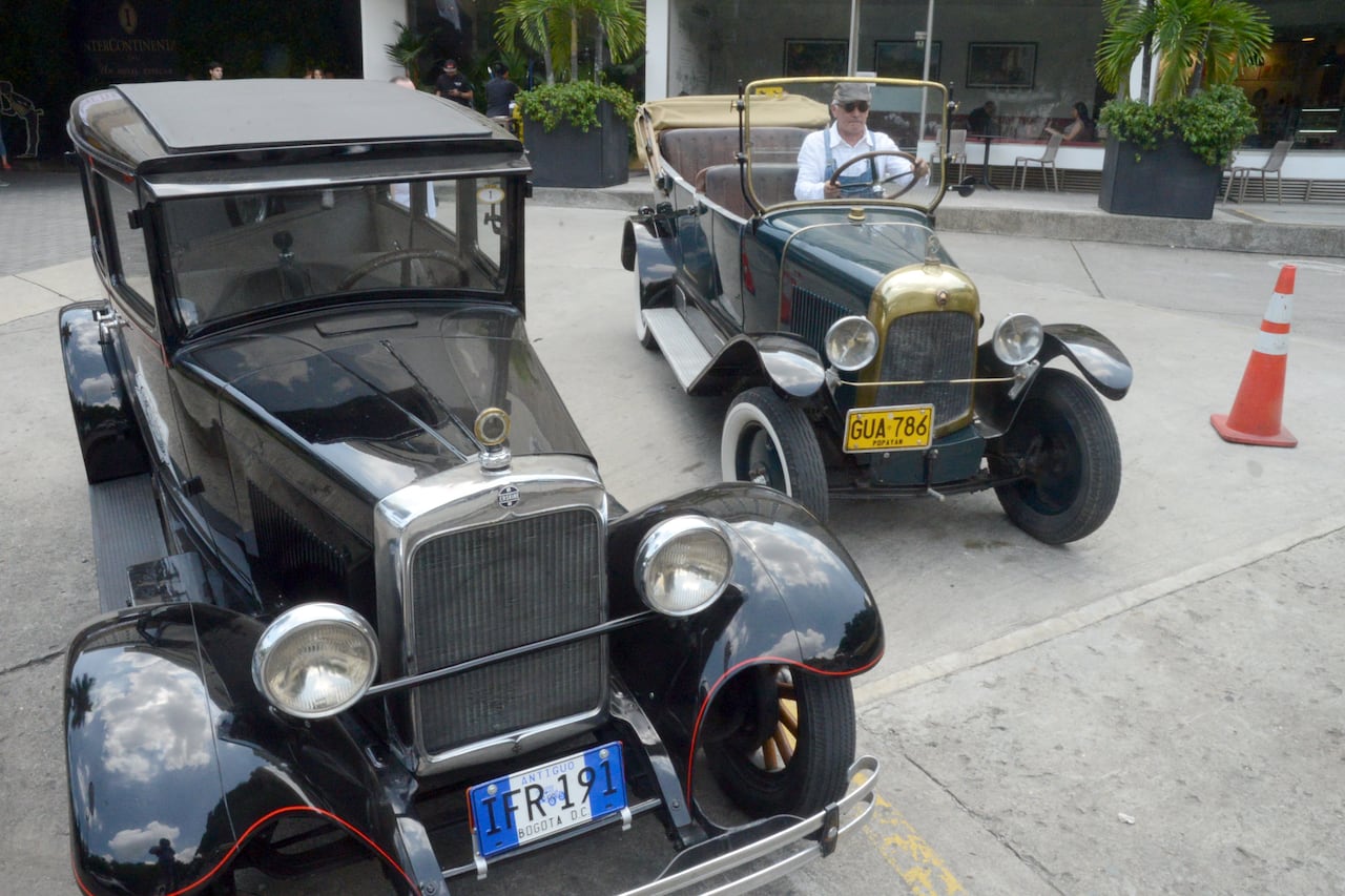 Cali: Por primera vez Encuentro Nacional de Autos Antiguos con la participación de más de cien carros antiguos de todo Colombia. foto José L Guzmán. EL País