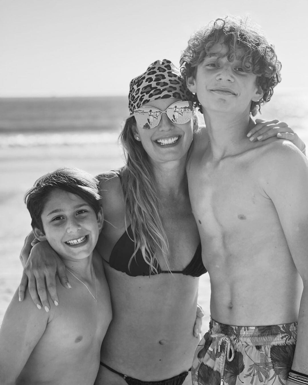 Claudia Bahamón junto a sus hijos Samuel y Luca