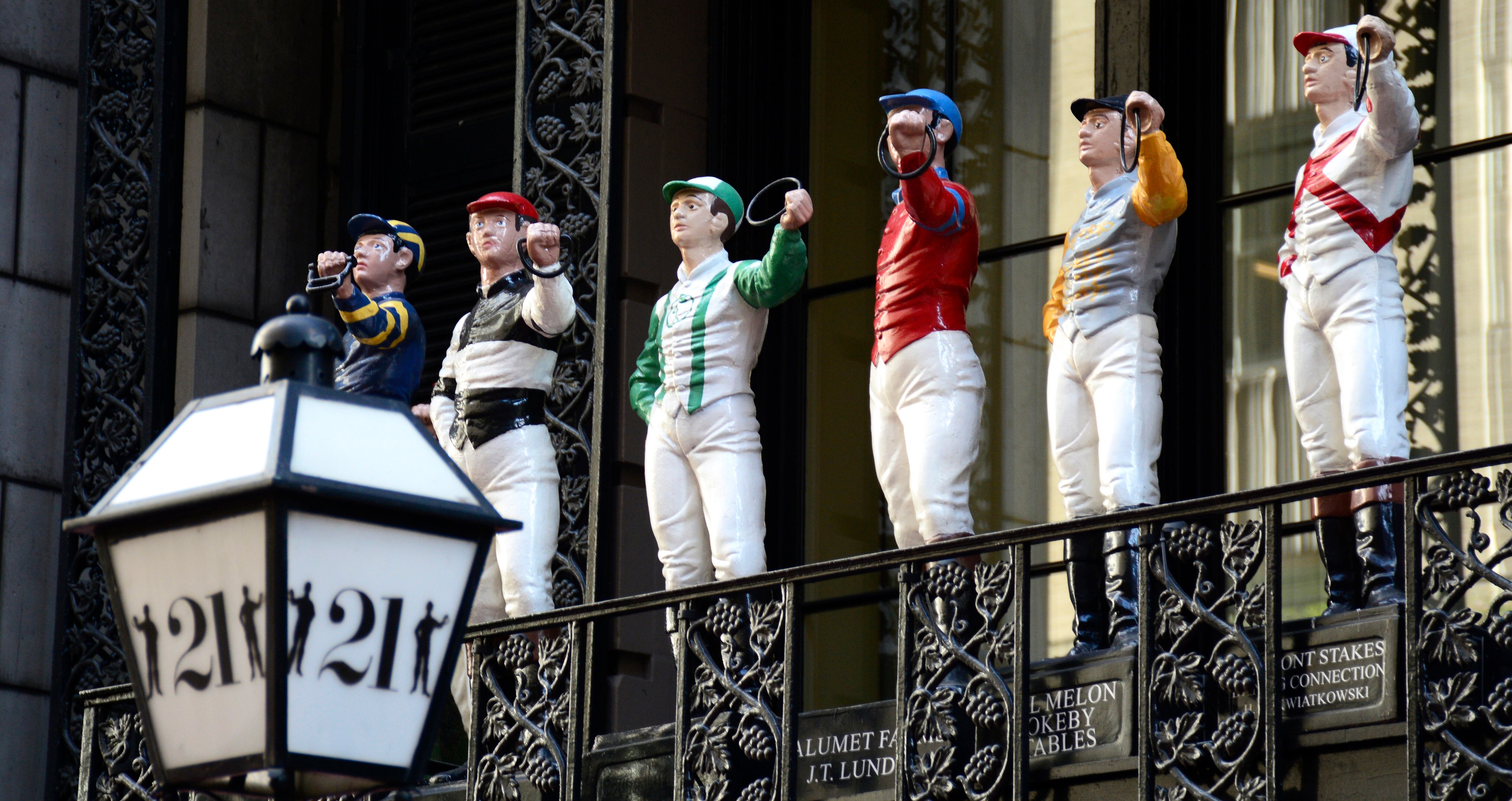 Según la página web del restaurante, 21 Club se convirtió en “uno de los bares clandestinos más famosos de la Era de la Prohibición”