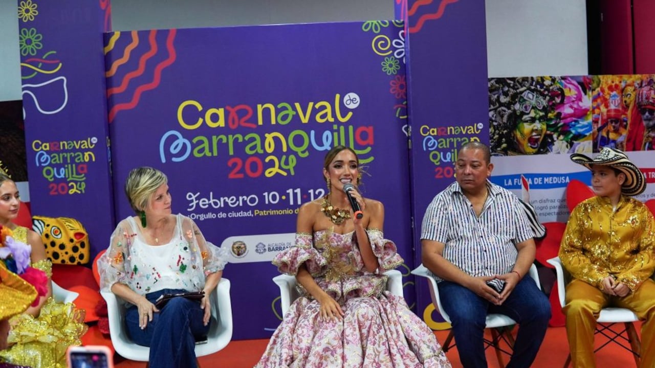 En el centro, Melissa Cure, reina del Carnaval de Barranquilla
