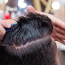 Peinado y cuidado del cabello para hombres con la ayuda de una máquina de tijeras y corte de cabello en la peluquería.