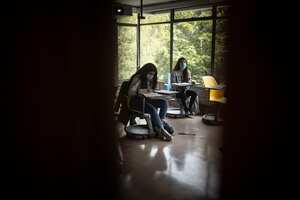 En el caso de Bogotá, son 695 instituciones las que están habilitadas para el regreso a jornadas académicas presenciales: 83 colegios oficiales, 66 Instituciones de Educación Superior, 102 Instituciones de Educación para el Trabajo y el Desarrollo Humano y 444 colegios y jardines privados.
Foto Esteban Vega La-Rotta