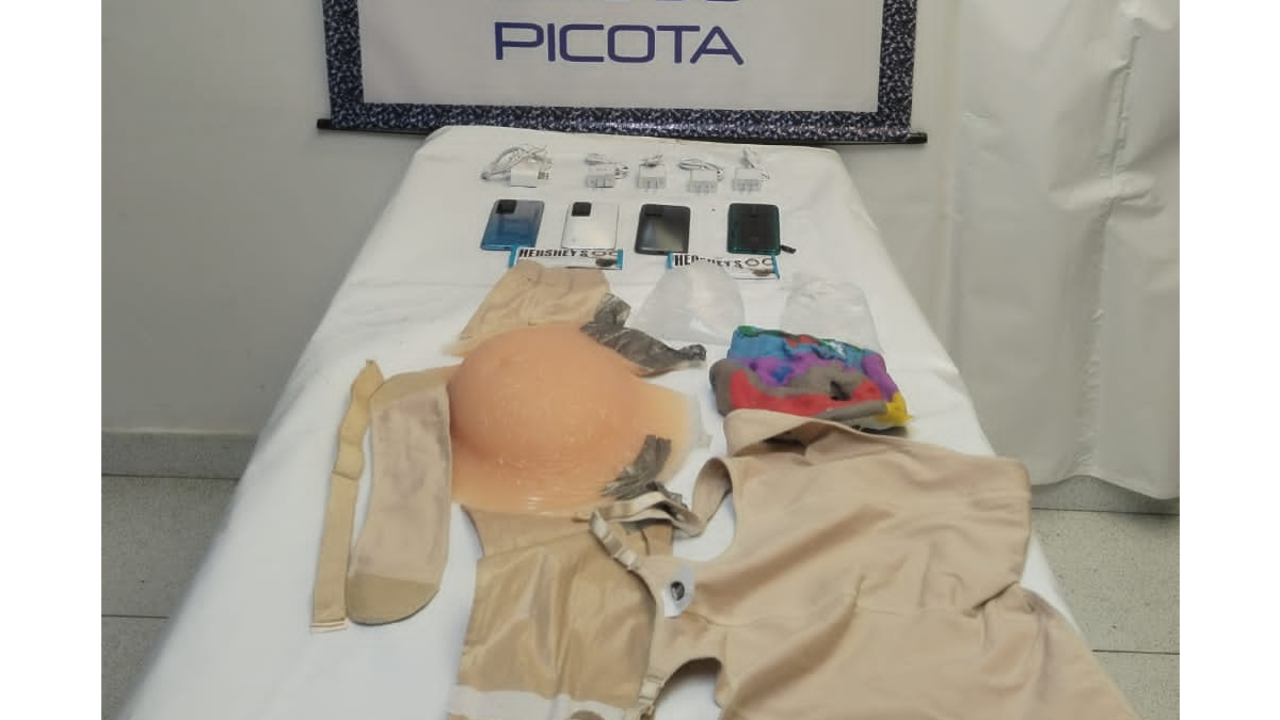 La mujer llevaba consigo cuatro teléfonos celulares, cuatro cargadores, cuatro cables USB, un manos libres, dos bolsas plásticas con líquido similar al aguardiente y dos chocolatinas de marca.