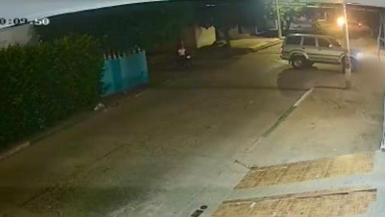 Una camioneta tipo burbuja atropelló y mató a un motorizado en Riohacha y huyó del lugar.