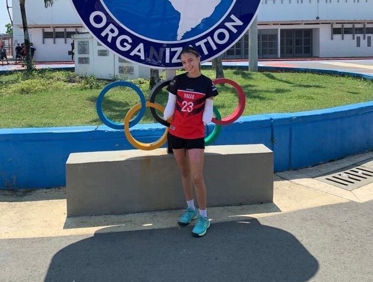 Karol está cursando el grado once de bachillerato y recibe los estudios en la casa.