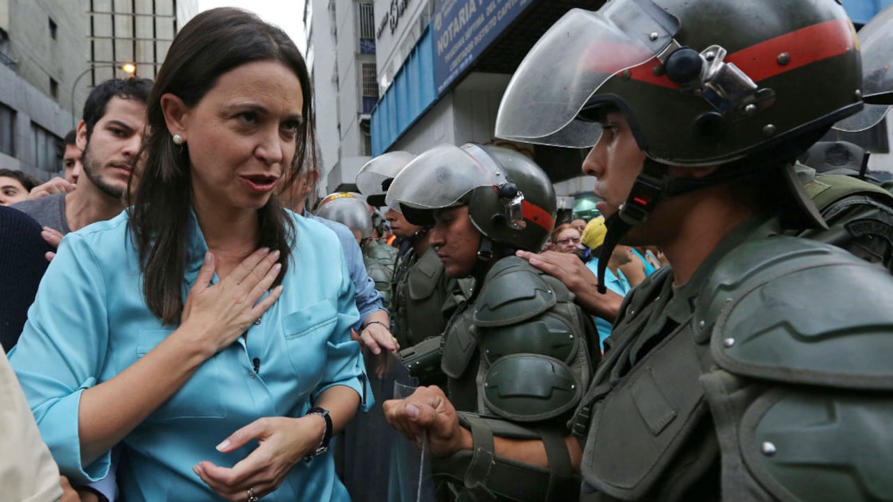 La exdiputada venezolana y líder opositora María Corina Machado a su llegada a la Fiscalía, donde fue citada a testificar en Caracas, 3 de diciembre, 2014.