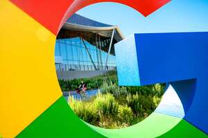 Un ciclista recorre un sendero en el campus Bay View de Google en Mountain View, California, el 27 de junio de 2022. Foto AFP / NOAH BERGER