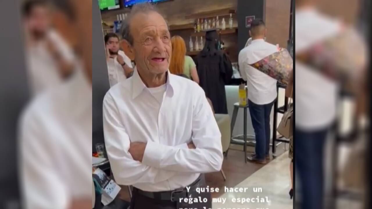 Papá que recibió una sorpresa en la graduación de su hija.