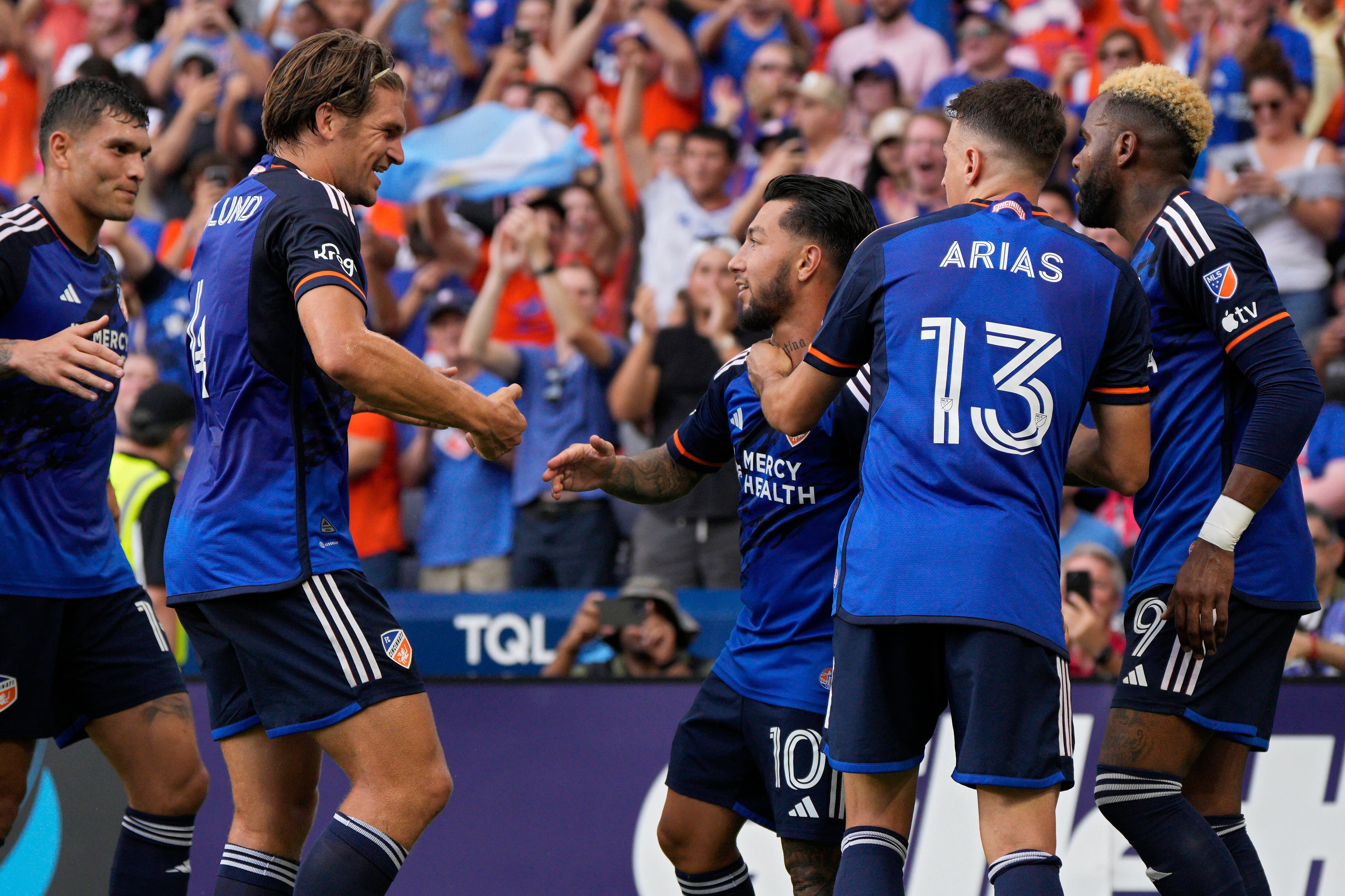 Aaron Boupendza(9), al lado de Santiago Arias (13) en Cincinnati FC