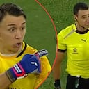 Fernando Muslera y Wilmar Roldán tuvieron una discusión en pleno partido. El uruguayo calificó de "desastre" y "horrible" al colombiano