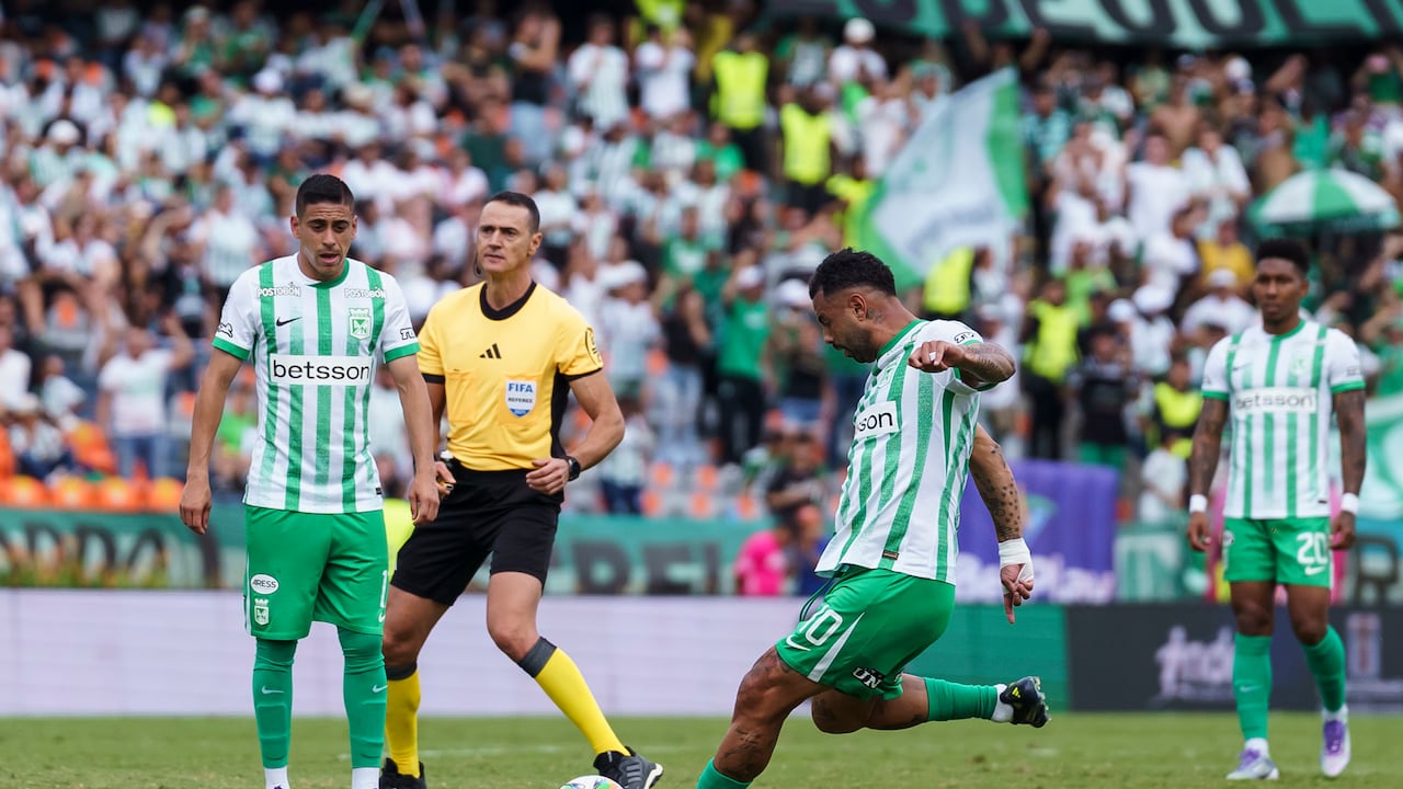 Camilo Cándido viendo el remate de Edwin Cardona en un partido de Nacional vs. Envigado