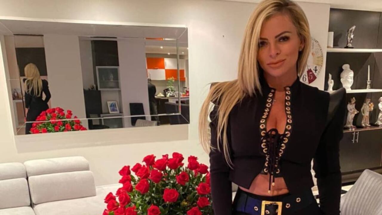 A la modelo y su pareja les robaron varias pertenencias del vehículo.