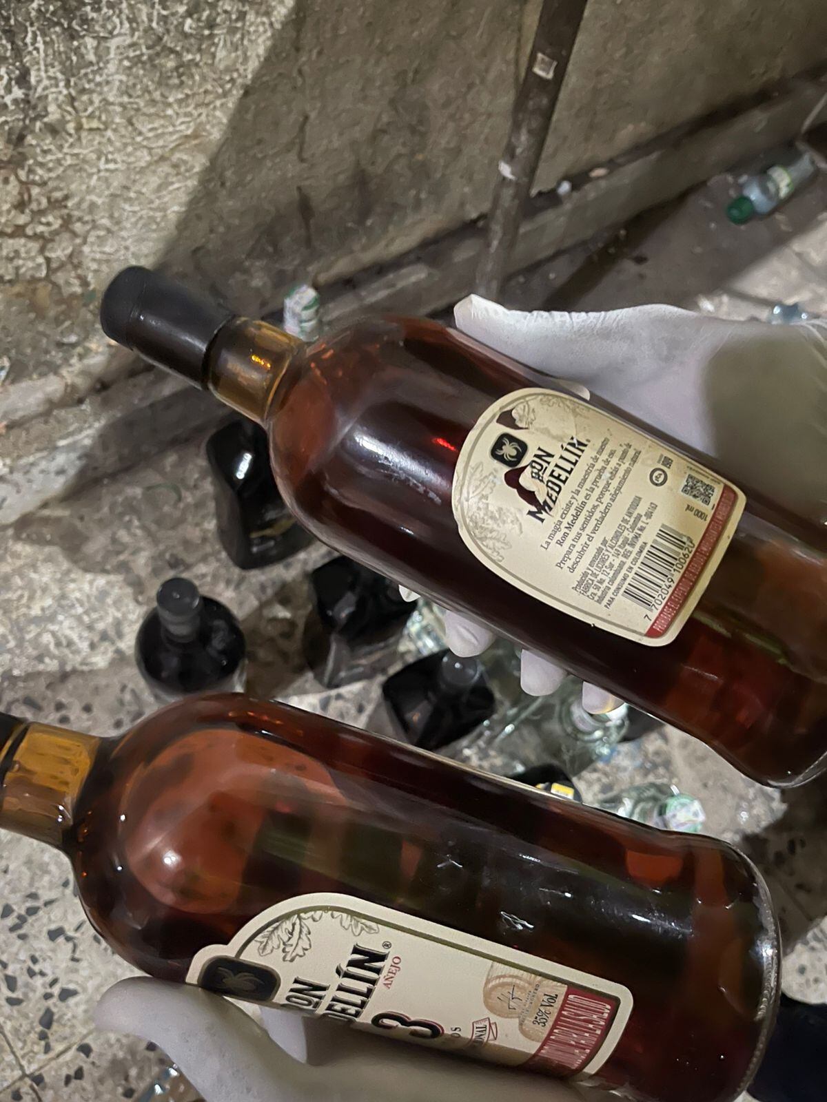 Botellas de licor decomisadas en Barranquilla.