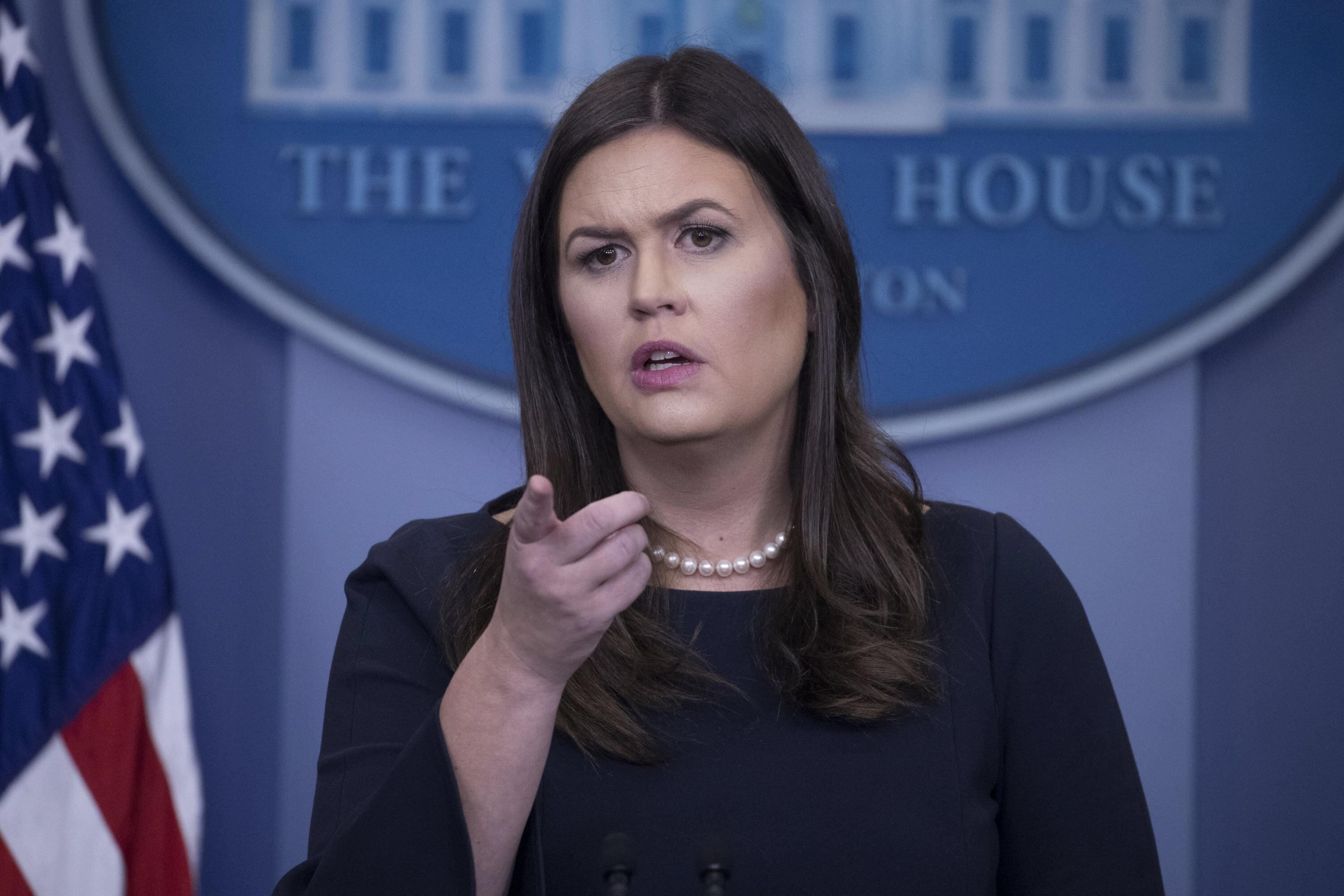 Sarah Huckabee Sanders fue portavoz de la Casa Blanca y es la actual gobernadora de Arkansas. Ella habría sido otra víctima de los comentarios sexistas de Trump.