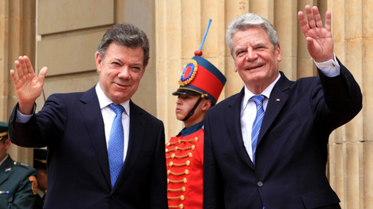 El presidente de Colombia, Juan Manuel Santos (i), recibe a su homólogo de Alemania, Joachim Gauck (d). Gauck, de 73 años, realiza una visita oficial a Colombia y proseguirá el domingo su viaje hacia Brasil, segunda y última etapa de su gira por América Latina.