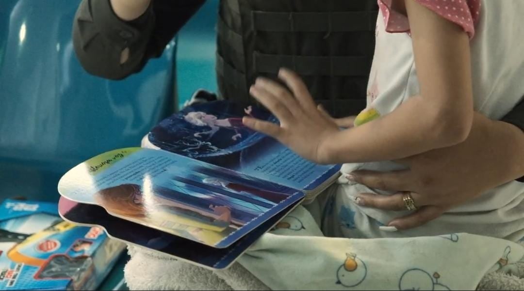 Una bebé de 19 meses de nacida fue víctima de su propia mamá, quien grababa contenido sexual para adultos con ella.