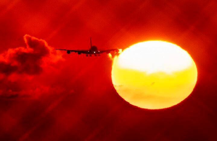 Un avión pasa junto al sol naciente mientras se acerca al aeropuerto de Frankfurt, Alemania, el miércoles 21 de agosto de 2019. (Foto AP / Michael Probst)