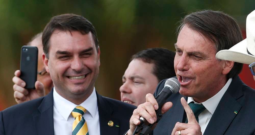 Flavio y Jair Bolsonaro en un evento público en Brasil.