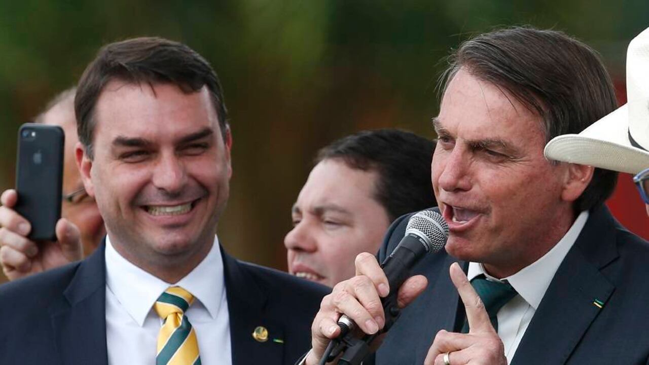 Flavio y Jair Bolsonaro en un evento público en Brasil.