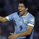 El delantero uruguayo Luis Suárez celebrando su tercer gol contra Chile, en uno de los partidos de las eliminatorias mundialistas.