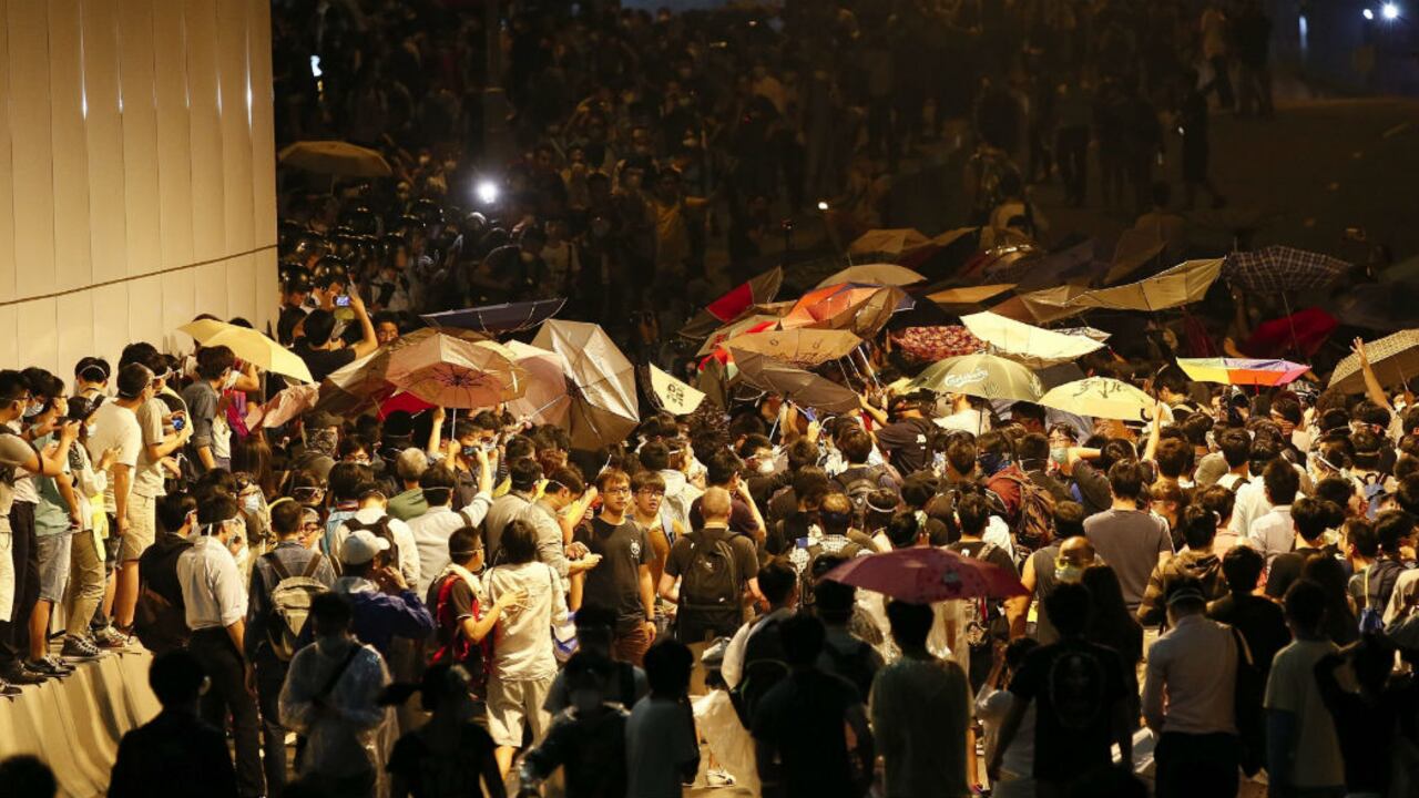 La policía hongkonesa vigila a un grupo de activistas del movimiento Occupy Central en las calles del centro de Hong Kong.