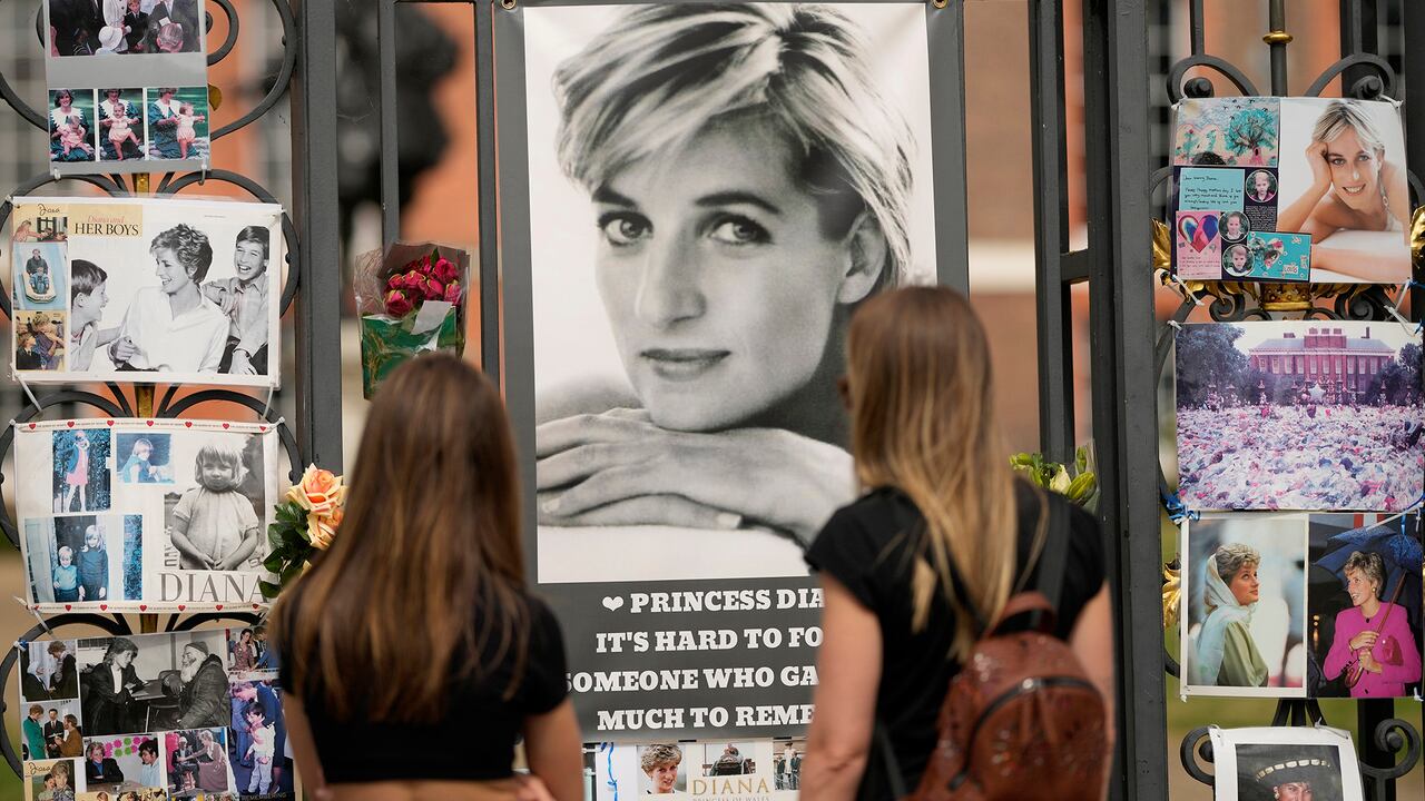 Cada aniversario de la muerte de Diana, sus admiradores se acercan a las puertas de los palacios de la familia real para rendirle tributo.