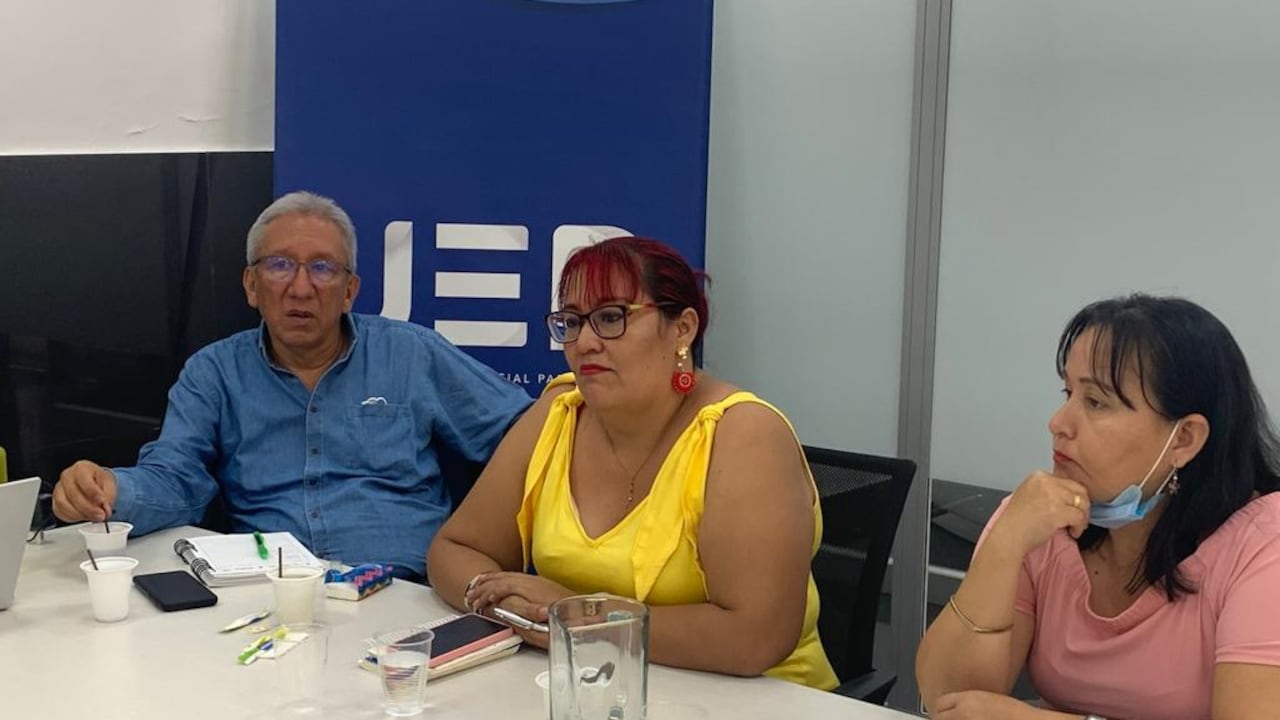 De izquierda a derecha, Libardo Chilatra, Paola Medina y Tania Díaz, integrantes de la Corporacion Renacer, que congrega a víctimas del llamado exterminio de la Unión Patriótica.