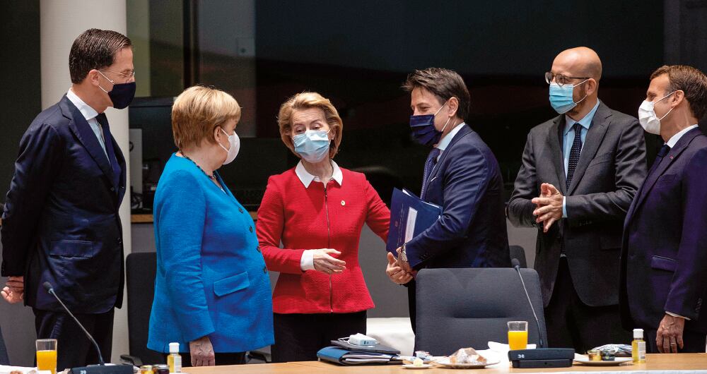 El proyecto es una terrible noticia para la Unión Europea. La presidenta de la Comisión Europea, Ursula von der Leyen (centro), resumió las consecuencias negativas del proyecto de ley con una frase de Margaret Thatcher: “Gran Bretaña no rompe tratados. Sería malo para Gran Bretaña, malo para las relaciones con el mundo y malo para cualquier tratado futuro”.