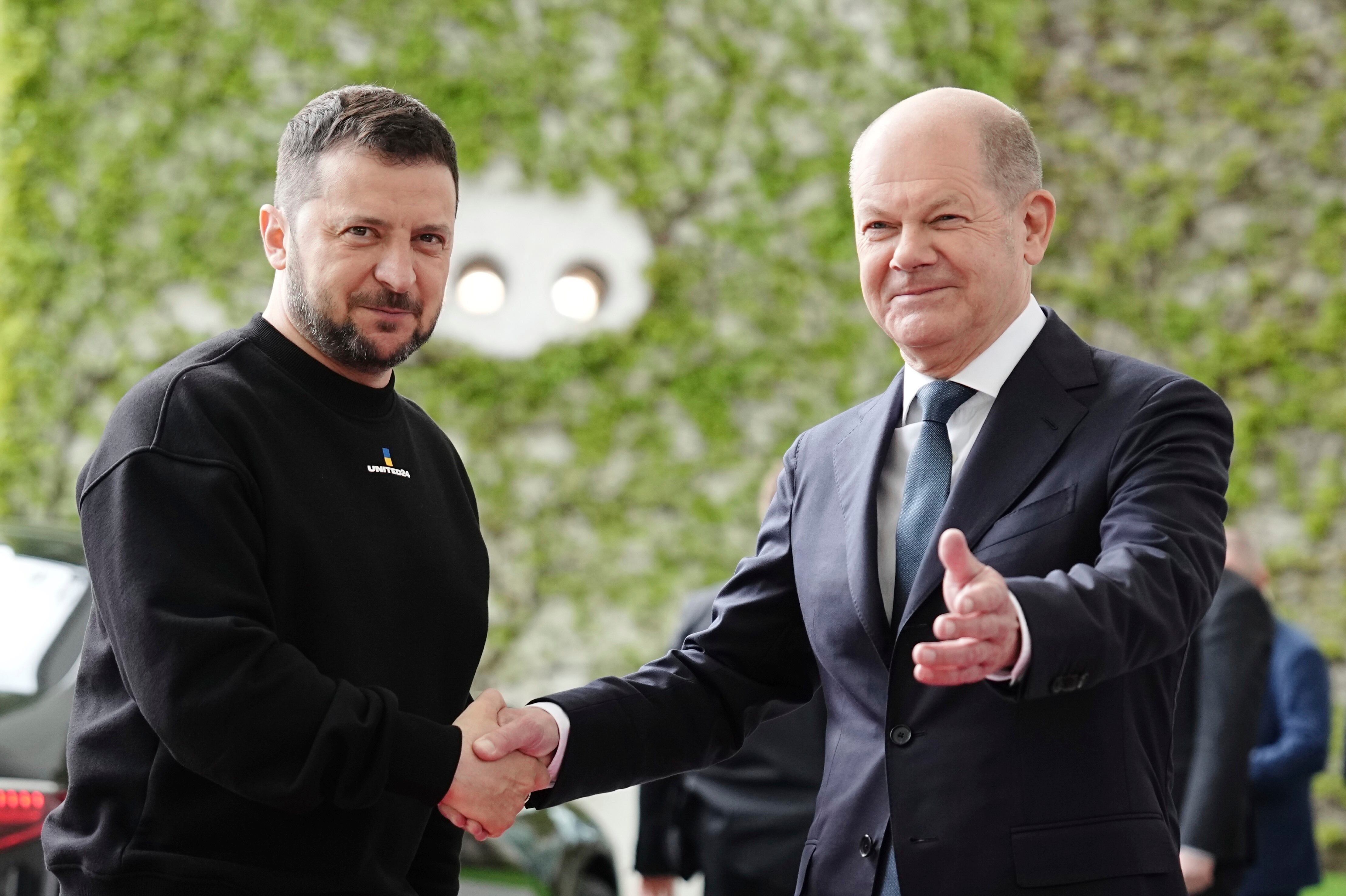 El presidente de Ucrania, Volodimir Zelensky y el primer ministro alemán Olaf Scholz se reúnen en Europa