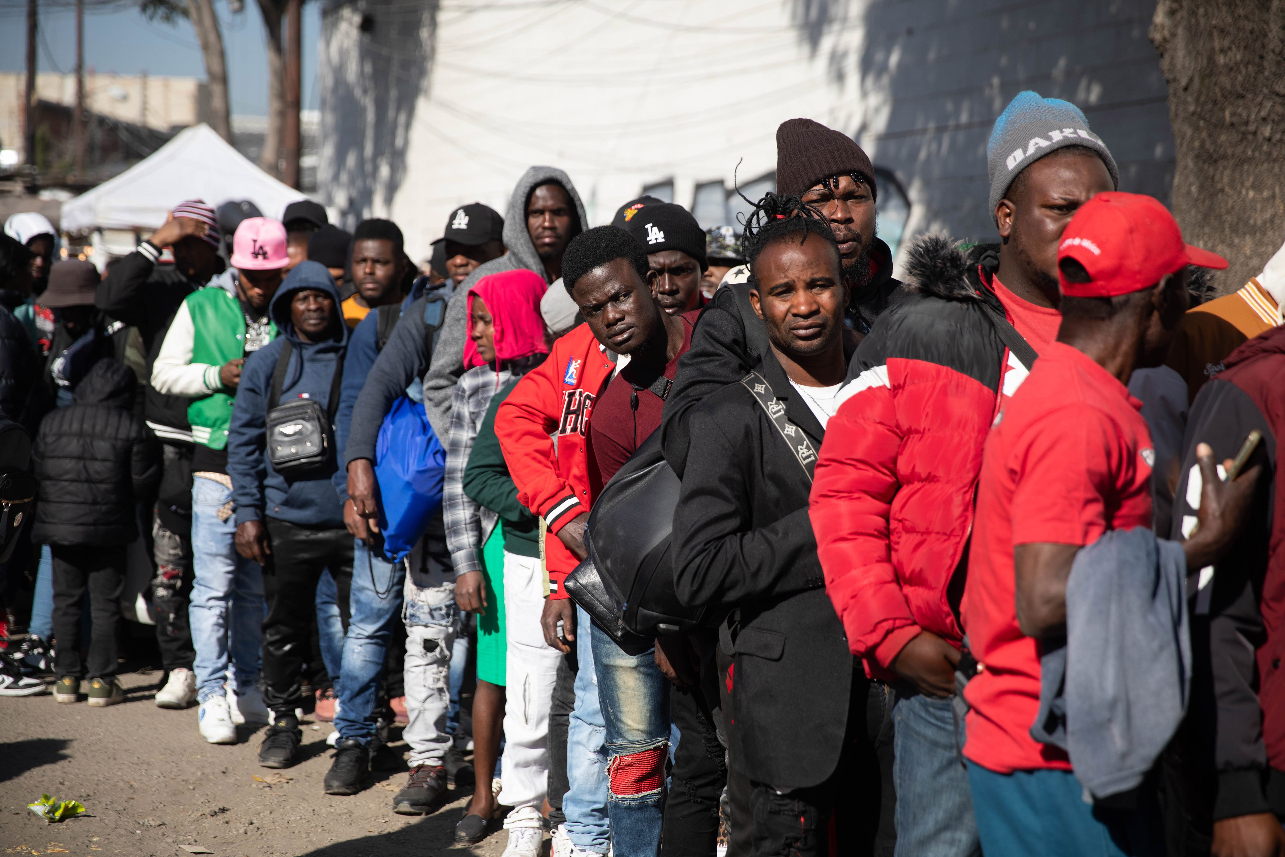 En respuesta a recientes cambios legislativos en California, diversas organizaciones en California y Nevada han intensificado sus esfuerzos para ofrecer asistencia legal gratuita o de bajo costo a migrantes que enfrentan procesos de deportación.