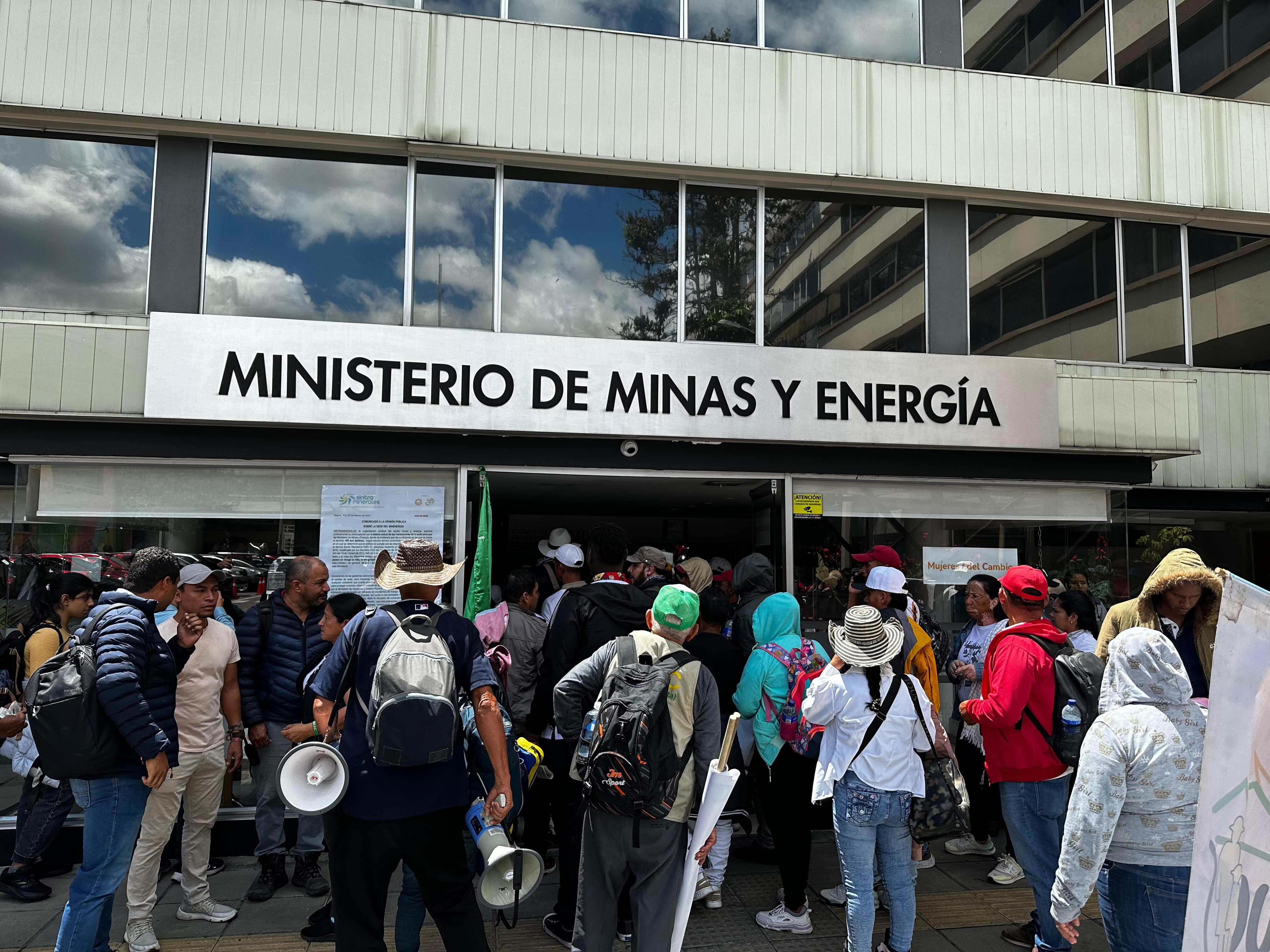 Campesinos se tomaron las instalaciones del Ministerio de Minas y Energía