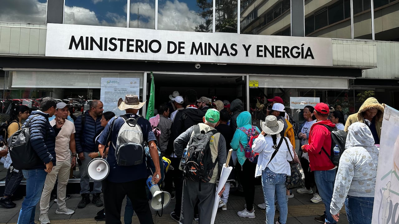 Campesinos se tomaron las instalaciones del Ministerio de Minas y Energía
