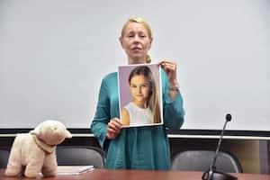 La alemana Anne Maja Reiniger-Egler, madre de una niña de diez años que supuestamente fue llevada por su padre a vivir a una comunidad antivacunas en Paraguay, brinda una conferencia de prensa en la fiscalía de Asunción. (Foto por Daniel DUARTE / AFP)