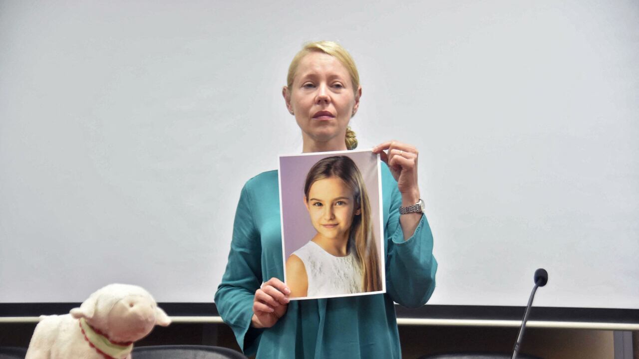 La alemana Anne Maja Reiniger-Egler, madre de una niña de diez años que supuestamente fue llevada por su padre a vivir a una comunidad antivacunas en Paraguay, brinda una conferencia de prensa en la fiscalía de Asunción. (Foto por Daniel DUARTE / AFP)