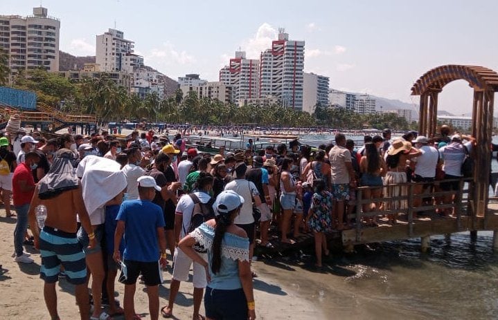 Aglomeraciones en playas de Santa Marta