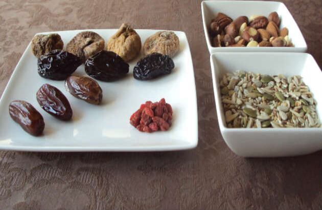 NUECES: Al igual que el pescado, las nueces contienen altas dosis de ácidos grasos. Pero hay más, también aportan hierro, fundamental para la oxigenación de las células, lo que le permite al cerebro estar más alerta y retener más información. Además, las nueces son una fuente natural de energía. 