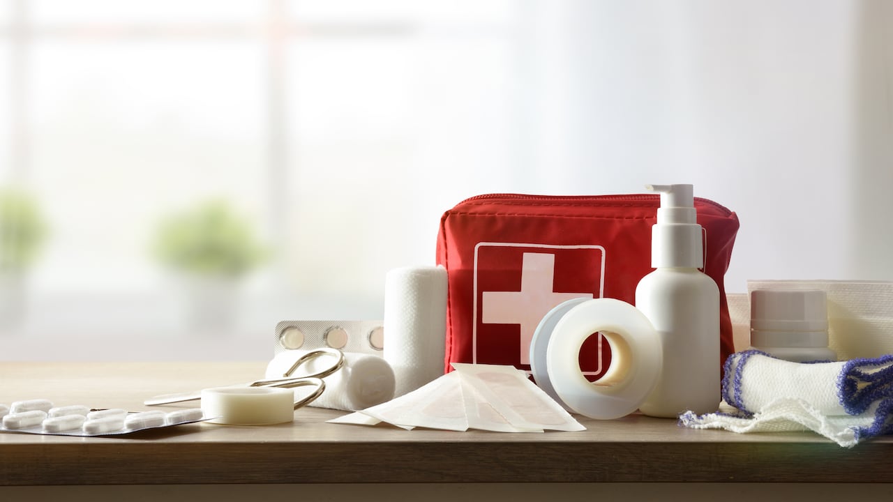 Hay que revisar el botiquín de primeros auxilios con regularidad.