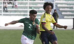 La Paz, Bolivia - 24 de marzo: Erwin Saavedra de Bolivia lucha por la pelota con Juan Cuadrado de Colombia durante un partido entre Bolivia y Colombia como parte de los clasificatorios de la Copa Mundial de la FIFA 2018 en Hernando Siles Stadium el 24 de marzo de 2016 en La Paz, Bolivia . (Foto de Jose Luis Quintana / Latincontent via Getty Images)