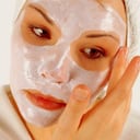 3. Una vez a la semana utiliza una crema cicatrizante en toda la cara, esto ayudará a aclarar el tono de la piel con excelentes resultados y “rinden que da gusto”. Estas cremas contienen vitamina A que es esencial para la formación de colágeno. ©Pinterest