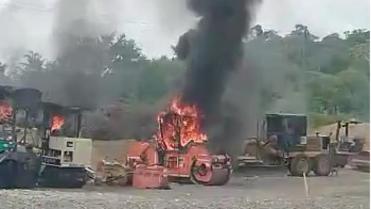 Seis vehículos del Invías fueron incinerados en la vía Caucasia, en medio del paro minero.