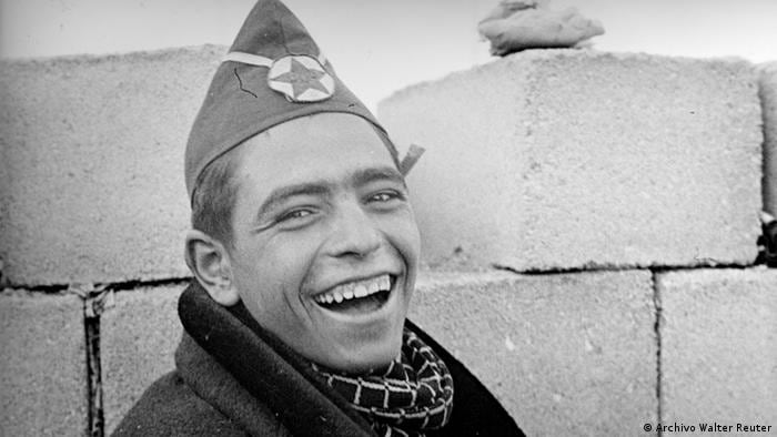 Risas en medio del dolor
Retrato de un miliciano de las Juventudes Socialistas Unificadas en un parapeto. Madrid, invierno de 1936. Foto Walter Reuter©. Fondo Guillermo Fernández Zúñiga.