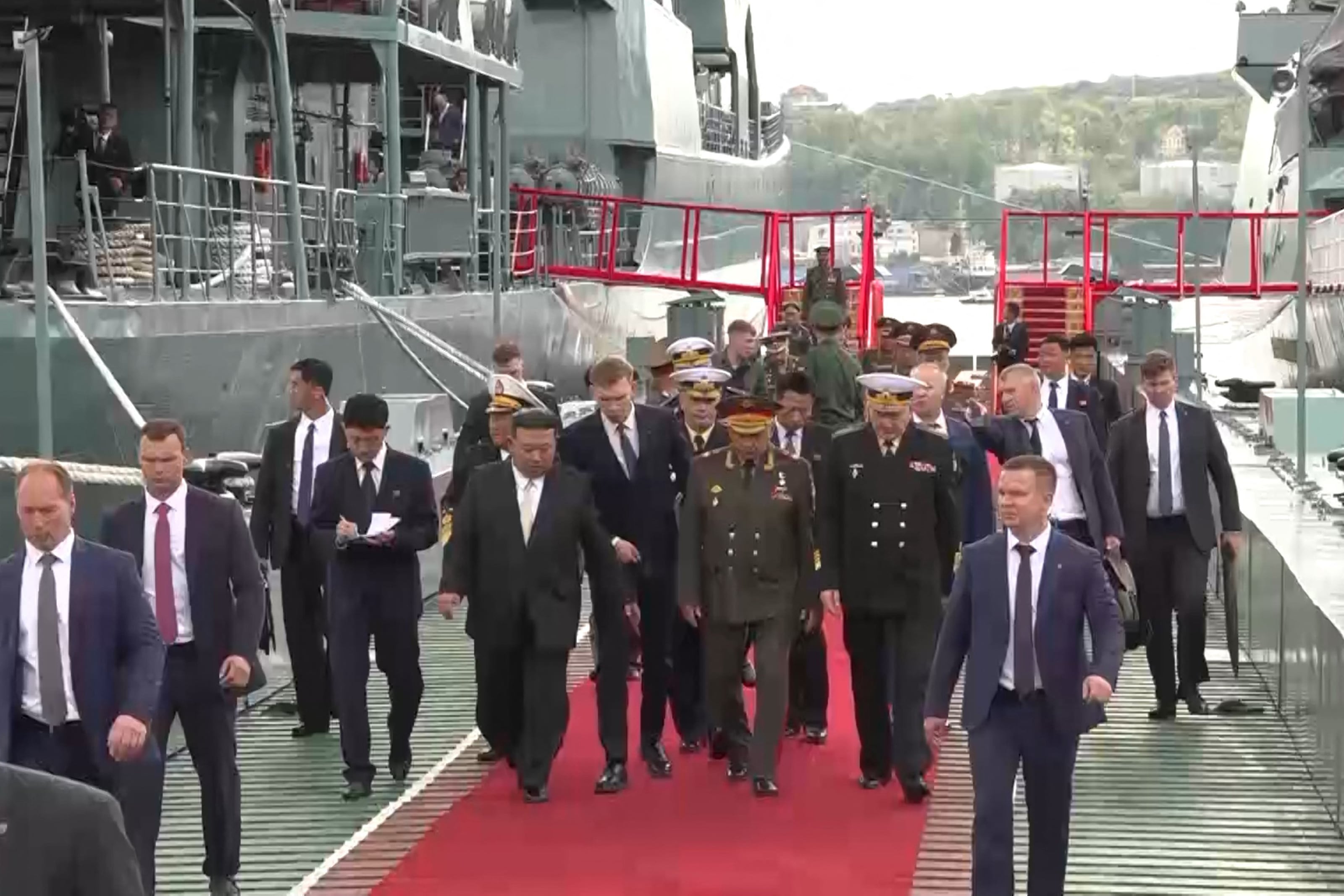 El viaje de Kim, que incluyó más de cuatro horas de reuniones con Putin el miércoles, se produce en medio de un impulso a la cooperación militar entre Pyongyang y Moscú que el Norte podría aprovechar para buscar tecnología rusa que le permita avanzar en sus programas nuclear y de misiles, así como en otras iniciativas militares del mandatario, a cambio de proporcionarle al Kremlin la munición que tanto necesita.