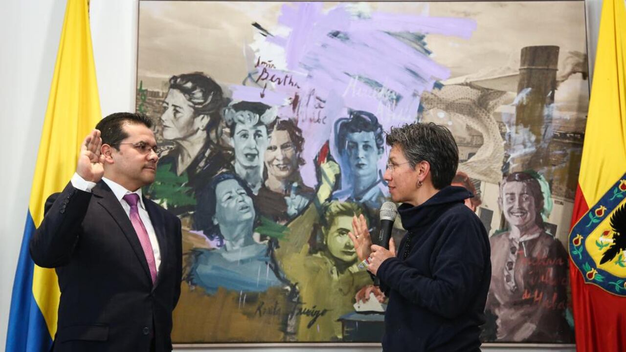 La alcaldesa de Bogotá, Claudia López. posesionó a Orlando Santiago Cely como nuevo gerente de TransMilenio.