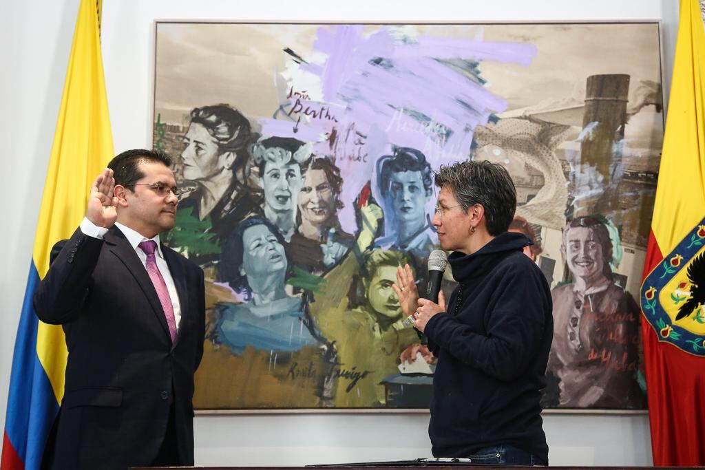 La alcaldesa de Bogotá, Claudia López. posesionó a Orlando Santiago Cely como nuevo gerente de TransMilenio.