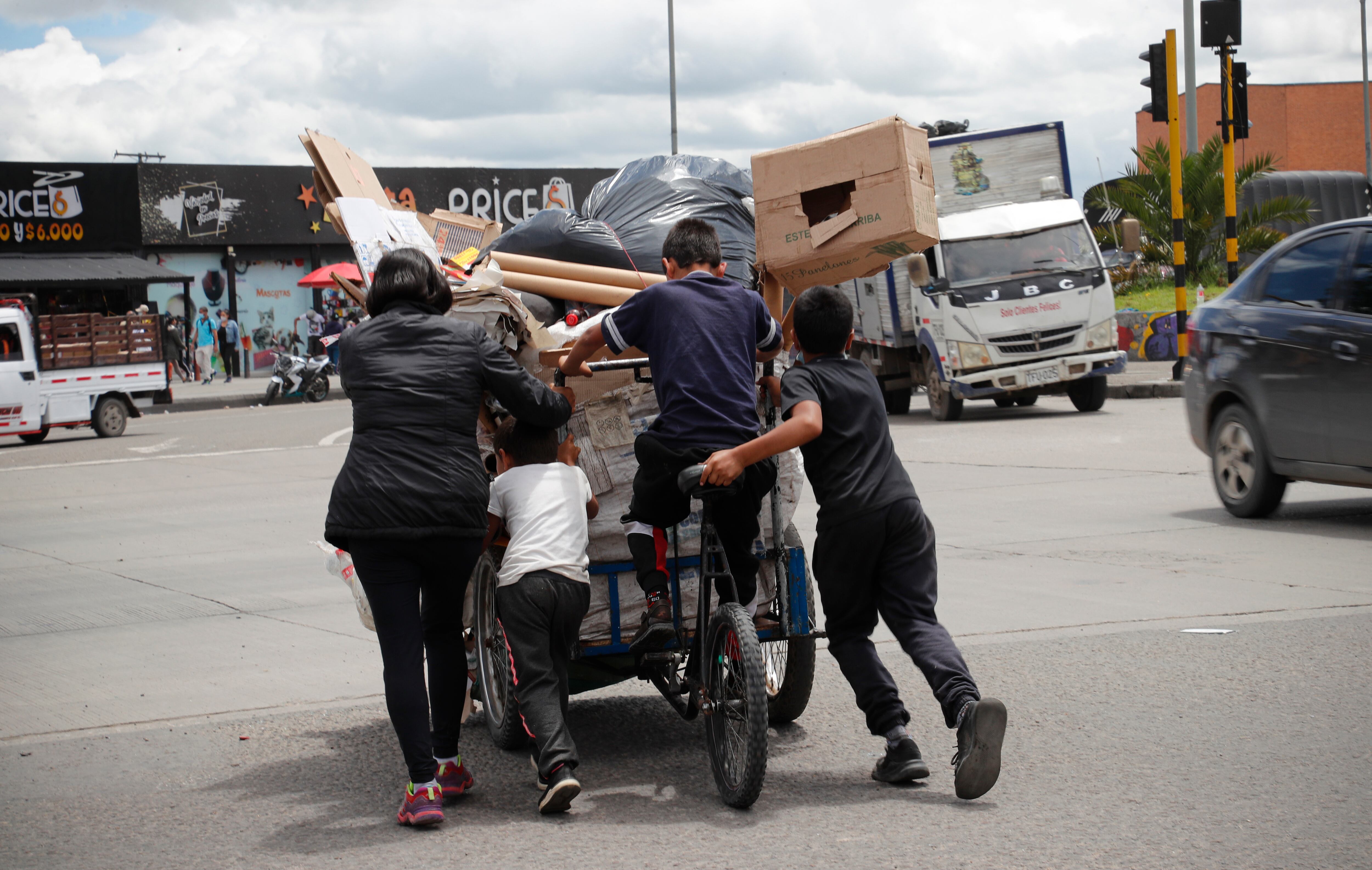 Niños trabajando 
Bogotá junio 17 del 2021
Foto Guillermo Torres Reina /Semana