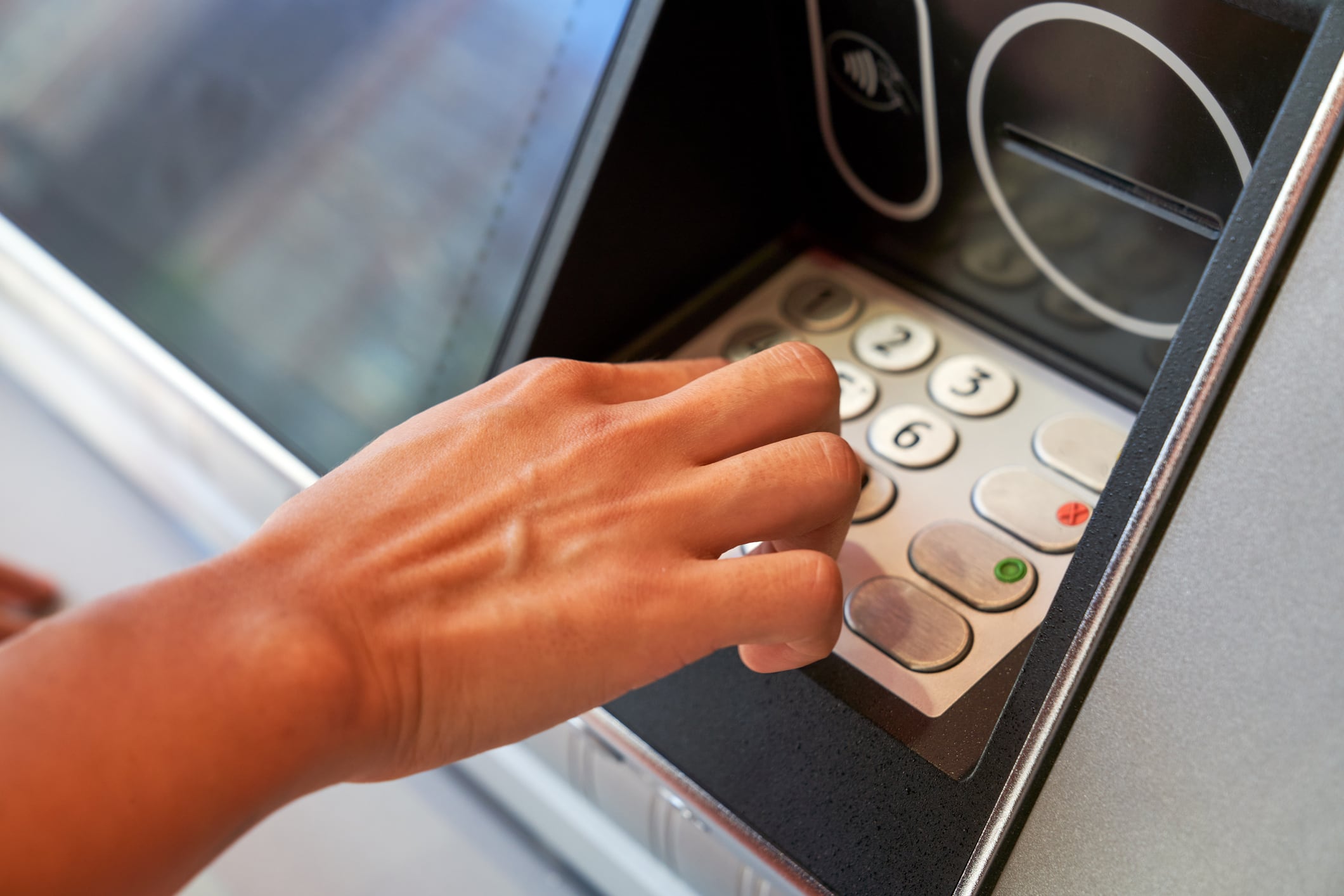 Delincuentes combinan teclados falsos y cámaras con técnicas como el bucle libanés.