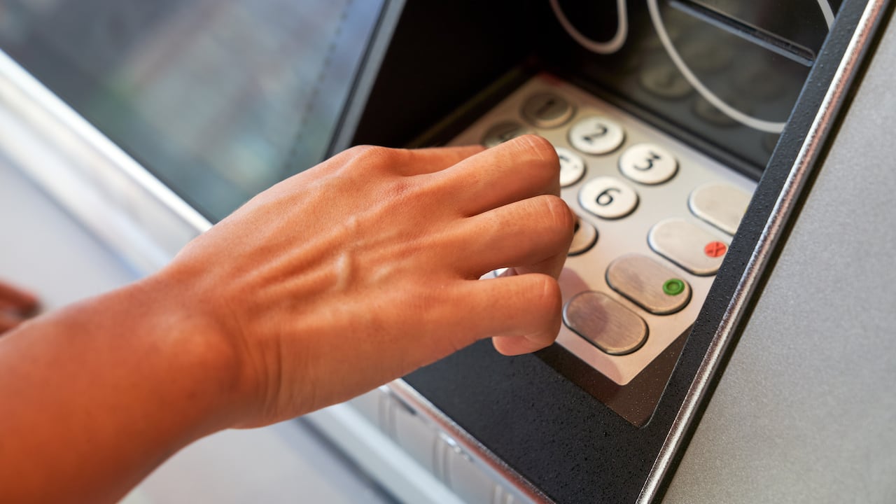 Retirar dinero en un cajero automático es una acción cotidiana que muchas personas realizan sin pensar demasiado en la seguridad.