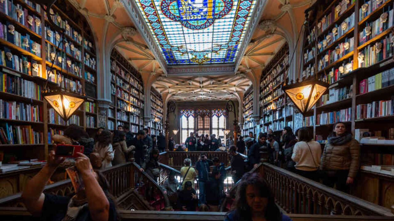 Los turistas toman fotos a los salones y a las escaleras, que inspiraron lugares de Hogwarts.