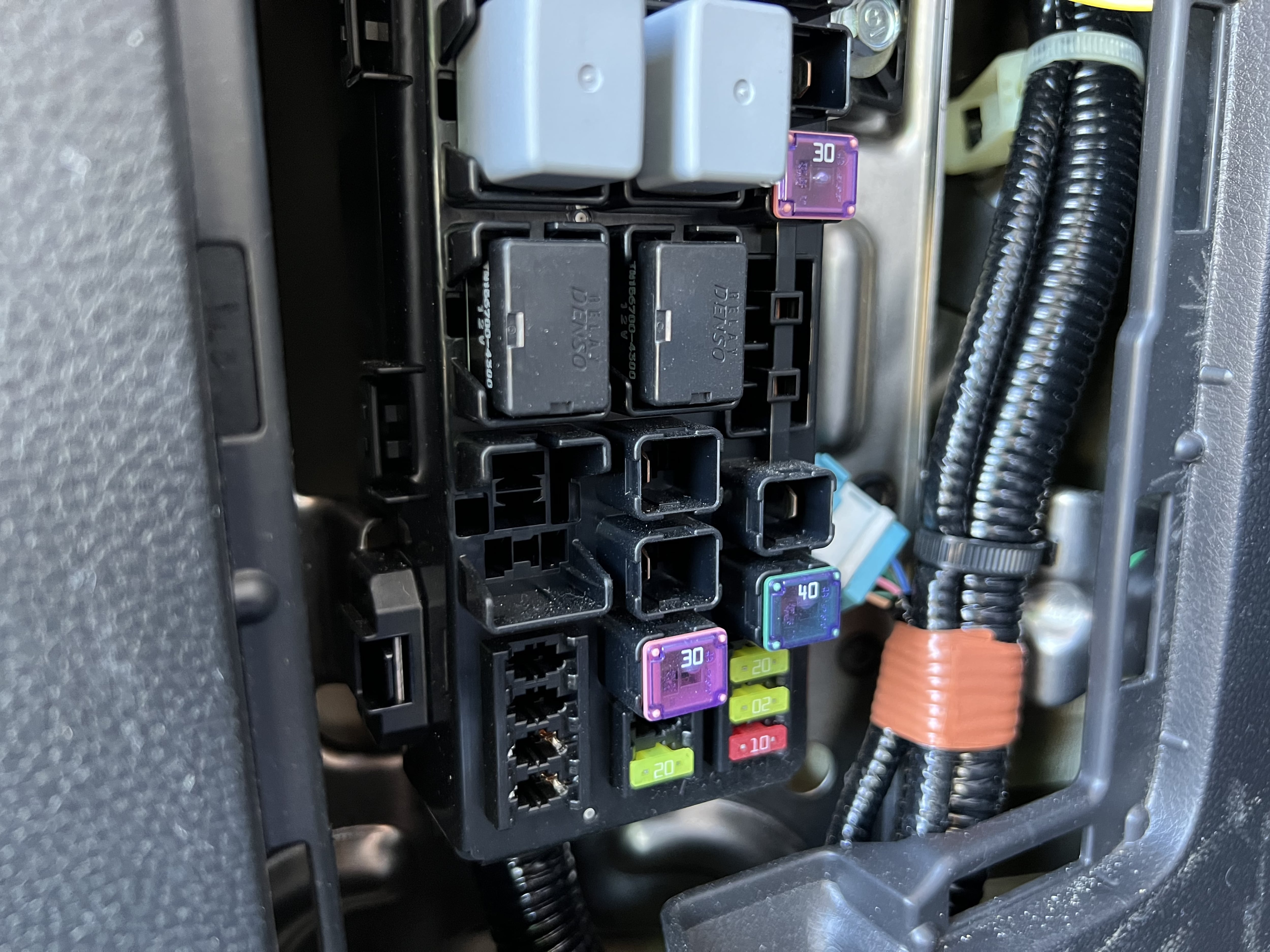 La caja de fusibles, por lo general, está ubicada muy cera del tablero de comandos del vehículo.