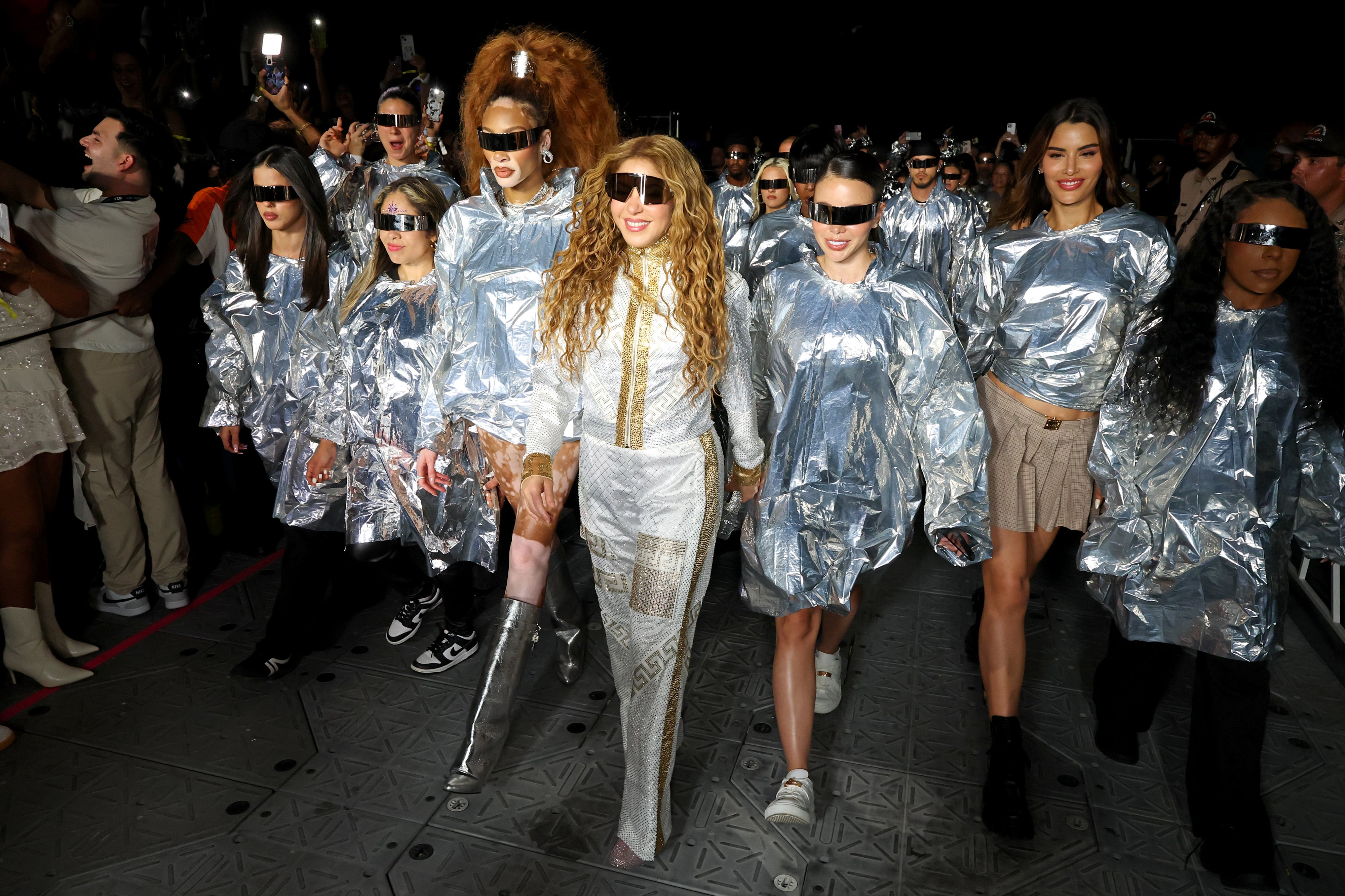 Winnie Harlow, Daniella Durand, y Ariadna Gutiérrez junto a Shakira en su concierto en Miami.